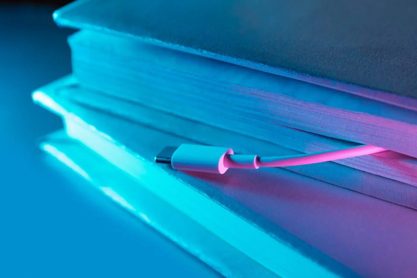 Stillleben mit der Gegenüberstellung von Büchern und Technologie